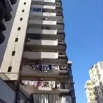 بالفيديو: سقوط خادمة إثيوبية من الطابق العاشر إلى التاسع في طرابلس